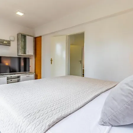 아파트 2 Bedroom Cozy In 반졸레